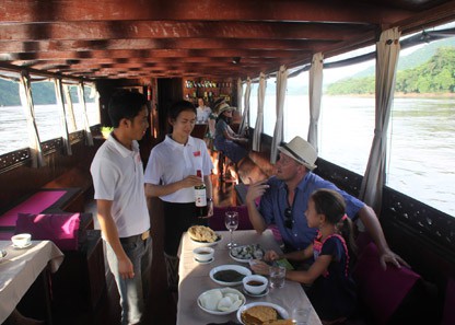 English-speaking staff on Shompoo Cruise